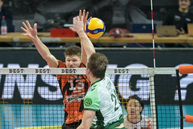 Berlin, Deutschland 14. Februar 2024: 1. VBL - 2023 2024 - Berlin Recycling Volleys vs. FT 1844 Freiburg Im Bild: v. li. im Zweikampf Ruben Schott (BR Volleys), Levi Olson (FT Freiburg) Copyright: xFotostandx xReuhlx