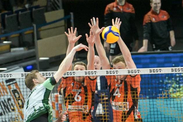 Berlin, Deutschland 14. Februar 2024: 1. VBL - 2023 2024 - Berlin Recycling Volleys vs. FT 1844 Freiburg Im Bild: v. li. im Zweikampf Luc Hartmann (FT Freiburg), Johannes Tille (BR Volleys), Timo Tammemaa (BR Volleys) Copyright: xFotostandx xReuhlx
