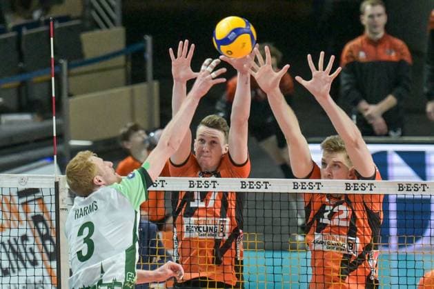 Berlin, Deutschland 14. Februar 2024: 1. VBL - 2023 2024 - Berlin Recycling Volleys vs. FT 1844 Freiburg Im Bild: v. li. im Zweikampf Yannick Harms (FT Freiburg), Marek Sotola (BR Volleys), Saso Stalekar (BR Volleys) Copyright: xFotostandx xReuhlx