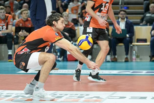 Berlin, Deutschland 14. Februar 2024: 1. VBL - 2023 2024 - Berlin Recycling Volleys vs. FT 1844 Freiburg Im Bild: Ballannahme Timothee Carle (BR Volleys) Copyright: xFotostandx xReuhlx
