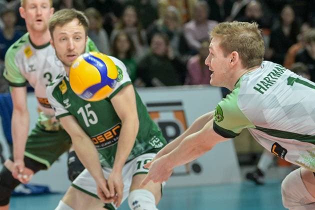 Berlin, Deutschland 14. Februar 2024: 1. VBL - 2023 2024 - Berlin Recycling Volleys vs. FT 1844 Freiburg Im Bild: Luc Hartmann (FT Freiburg) re. nimmt den Ball, Jonathan Schönhagen (FT Freiburg) li. sichert Copyright: xFotostandx xReuhlx