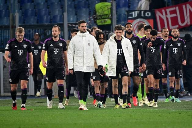 Rom, Stadio Olimpico, 14.02.24, GER, Herren, UEFA Champions League, Saison 2023-2024, Lazio Rom - FC Bayern Muenchen Bild: Unzufriedene Spieler des FC Bayern verlassen den Platz Only for editorial use! UEFA regulations prohibit any use of photographs as image sequences and or quasi-video. Italien