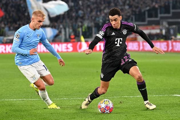 Rom, Stadio Olimpico, 14.02.24, GER, Herren, UEFA Champions League, Saison 2023-2024, Lazio Rom - FC Bayern Muenchen Bild: v.li. im Zweikampf Gustav ISAKSEN (Lazio) und Jamal MUSIALA (Muenchen) Only for editorial use! UEFA regulations prohibit any use of photographs as image sequences and or quasi-video. Italien