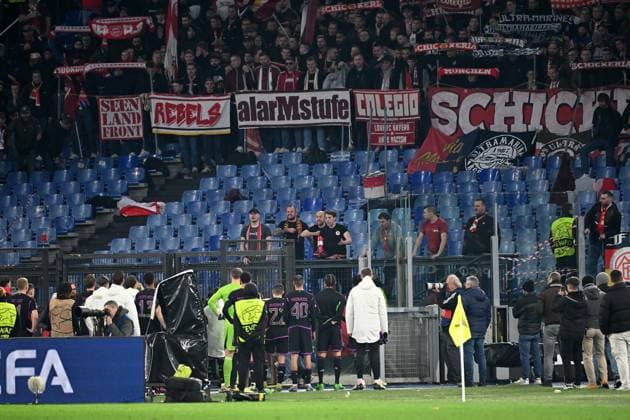 Rom, Stadio Olimpico, 14.02.24, GER, Herren, UEFA Champions League, Saison 2023-2024, Lazio Rom - FC Bayern Muenchen Bild: Spieler des FC Bayern in der Fankurve nach der Niederlage Only for editorial use! UEFA regulations prohibit any use of photographs as image sequences and or quasi-video. Italien