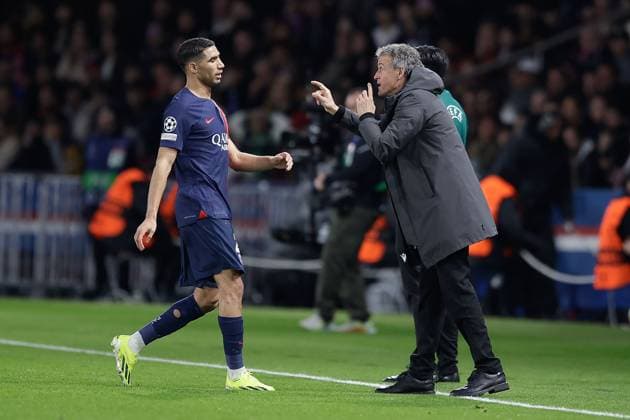 PARIS 14.02.2024 xabx Uefa Championsleague Achtelfinale 2023 2024 Paris Saint Germain - REAL SOCIEDAD DE FÃöTBOL v.l., Achraf Hakimi (Paris Saint-Germain), Coach, Trainer Luis Henrique (Paris Saint-Germain) gibt Anweisungen, gestikuliert, mit den Armen gestikulieren gives instructions, gesticulate. Copyright: AntonioxBorga