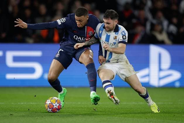 PARIS 14.02.2024 xabx Uefa Championsleague Achtelfinale 2023 2024 Paris Saint Germain - REAL SOCIEDAD DE FÃöTBOL v.l., Kylian Mbappe (Paris Saint-Germain), Javier Galan REAL SOCIEDAD DE FÃöTBOL Zweikampf, Action, Aktion, Battles for the Ball Copyright: AntonioxBorga
