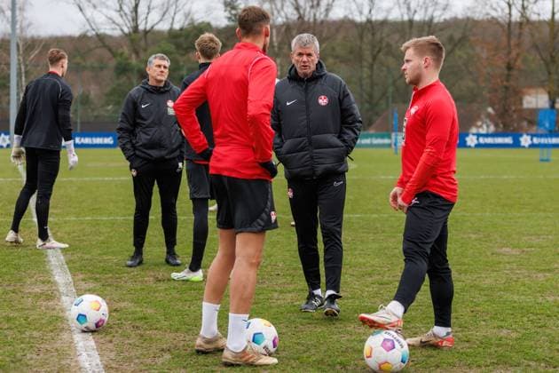 Friedhelm Funkel (Trainer 1.FC Kaiserslautern) mit Kevin Kraus (1.FC Kaiserslautern) und Jean Zimmer (1.FC Kaiserslautern), Training, 1. FC Kaiserslautern , Fussball, 2. Bundesliga, Saison 2023 2024, 14.02.2024 Friedhelm Funkel (Trainer 1.FC Kaiserslautern), Training, 1. FC Kaiserslautern , Fussball, 2. Bundesliga, Saison 2023 2024, 14.02.2024 Kaiserslautern