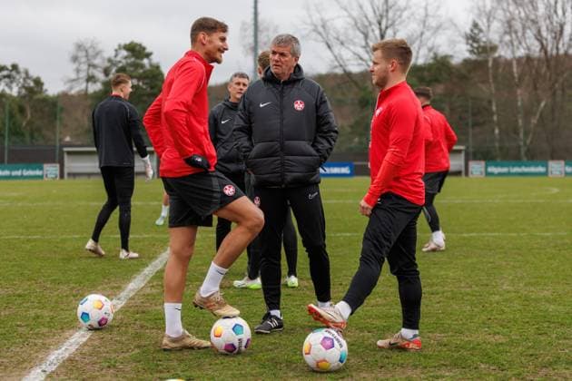 Friedhelm Funkel (Trainer 1.FC Kaiserslautern) mit Kevin Kraus (1.FC Kaiserslautern) und Jean Zimmer (1.FC Kaiserslautern), Training, 1. FC Kaiserslautern , Fussball, 2. Bundesliga, Saison 2023 2024, 14.02.2024 Friedhelm Funkel (Trainer 1.FC Kaiserslautern), Training, 1. FC Kaiserslautern , Fussball, 2. Bundesliga, Saison 2023 2024, 14.02.2024 Kaiserslautern