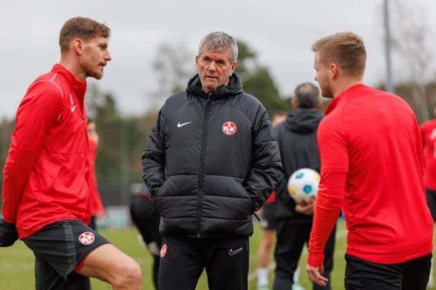 Sport Bilder des Tages Friedhelm Funkel (Trainer 1.FC Kaiserslautern) mit Kevin Kraus (1.FC Kaiserslautern) und Jean Zimmer (1.FC Kaiserslautern), Training, 1. FC Kaiserslautern , Fussball, 2. Bundesliga, Saison 2023 2024, 14.02.2024 Friedhelm Funkel (Trainer 1.FC Kaiserslautern), Training, 1. FC Kaiserslautern , Fussball, 2. Bundesliga, Saison 2023 2024, 14.02.2024 Kaiserslautern