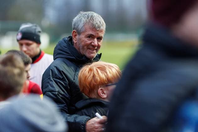 Friedhelm Funkel (Trainer 1.FC Kaiserslautern) mit Fans, Training, 1. FC Kaiserslautern , Fussball, 2. Bundesliga, Saison 2023 2024, 14.02.2024 Friedhelm Funkel (Trainer 1.FC Kaiserslautern), Training, 1. FC Kaiserslautern , Fussball, 2. Bundesliga, Saison 2023 2024, 14.02.2024 Kaiserslautern