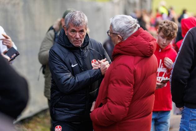 Friedhelm Funkel (Trainer 1.FC Kaiserslautern) mit Fans, Training, 1. FC Kaiserslautern , Fussball, 2. Bundesliga, Saison 2023 2024, 14.02.2024 Friedhelm Funkel (Trainer 1.FC Kaiserslautern), Training, 1. FC Kaiserslautern , Fussball, 2. Bundesliga, Saison 2023 2024, 14.02.2024 Kaiserslautern