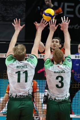 DEU, DVV, 1.VBL, BR Volleys vs. FT1844 Freiburg, 14.02.2024, Max-Schmeling-Halle, Berlin, DEU, DVV, 1.VBL, BR Volleys vs. FT1844 Freiburg, im Bild Timothee Carle (BR Volleys 9), Lennart Heckel (FT 1844 Freiburg 11), Yannick Harms (FT 1844 Freiburg 3) Foto: Juergen Engler nordphoto GmbH