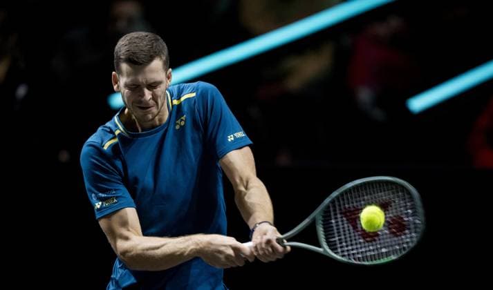 ROTTERDAM - Hubert Hurkacz (POL) in action against Tallon Greekpoor on the fourth day of the ABN AMRO Open tennis tournament in Ahoy. ANP SANDER KONING ABN AMRO Open 2024 xVIxANPxSportx xxANPxIVx 491181139 originalFilename: 491181139.jpg