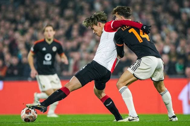 UEFA Europa League: Feyenoord v AS Roma Rotterdam - Ayase Ueda of Feyenoord, Diego Llorente of AS Roma during the 1st leg of the UEFA Europa League Knockout Round Play-offs between Feyenoord v AS Roma at Stadion Feijenoord De Kuip on 15 February 2024 in Rotterdam, The Netherlands. Copyright: xTomxBodex