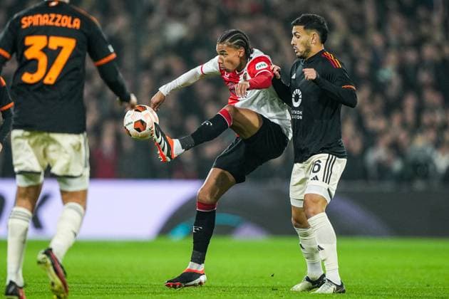 UEFA Europa League: Feyenoord v AS Roma Rotterdam - Calvin Stengs of Feyenoord, Leandro Paredes of AS Roma during the 1st leg of the UEFA Europa League Knockout Round Play-offs between Feyenoord v AS Roma at Stadion Feijenoord De Kuip on 15 February 2024 in Rotterdam, The Netherlands. Copyright: xTomxBodex