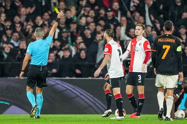 UEFA Europa League: Feyenoord v AS Roma Rotterdam - Scheidsrechter Radu Petrescu, Thomas Beelen of Feyenoord during the 1st leg of the UEFA Europa League Knockout Round Play-offs between Feyenoord v AS Roma at Stadion Feijenoord De Kuip on 15 February 2024 in Rotterdam, The Netherlands. Copyright: xTomxBodex