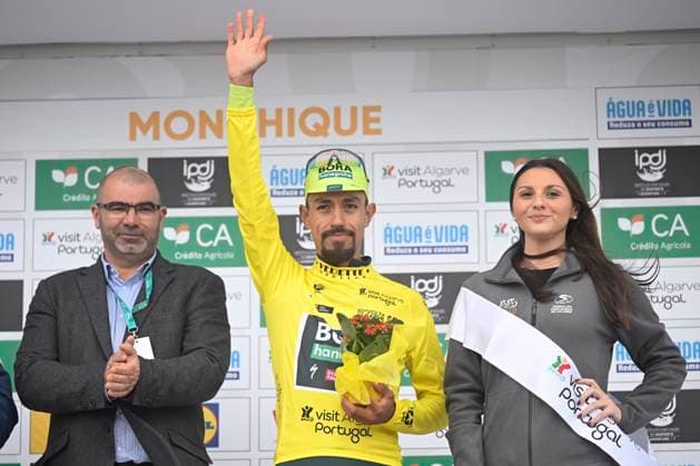 Sport Themen der Woche KW07 Sport Bilder des Tages 2024 Volta Algarve cycling race - Stage 2 ALTO DA FOIA, PORTUGAL - FEBRUARY 15 : Martinez Daniel Felipe (COL) of Bora - Hansgrohe pictured with the yellow jersey during the podium ceremony of stage 2 of 50th edition of the Volta Algarve cycling race, with start in Lagoa and finish in Alto da Foia, Monchique on February 15, 2024 in Alto da Foia, Portugal, 15 02 2024 Alto da Foia Portugal  Copyright: xNicoxVereeckenx
