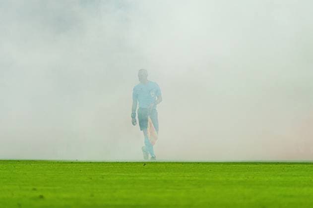 Linienschiedsrichter im Nebel von Pyrotechnik Begalo Fans Ultras Olympique de Marseille GER, Schachtar Donezk vs. Olympique de Marseille, Fussball, Europa League, Play-offs, Saison 2023 2024, 15.02.2024 GER, Schachtar Donezk vs. Olympique de Marseille, Fussball, Europa League, Play-offs, Saison 2023 2024, 15.02.2024 Hamburg Copyright: xEibner-Pressefoto MarcelxvonxFehrnx EP_MFN