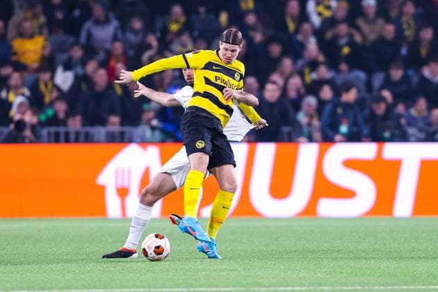 BERN, SWITZERLAND - FEBRUARY 15: Cedric Itten of BSC Young Boys (R) during the UEFA Europa League 2023 24 round of 16 first leg match between BSC Young Boys and Sporting CP at Stadion Wankdorf on February 15, 2024 in Bern, Switzerland. Bern Stadion Wankdorf Bern Switzerland Copyright: xJustPictures.ch LuigixRizzox jp-en-EuSpIm-AN0I8765-20240111