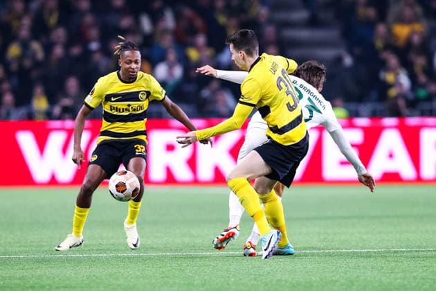 BERN, SWITZERLAND - FEBRUARY 15: Joel Mvuka of Young Boys (L) and Sandro Lauper of Young Boys (R) during the UEFA Europa League 2023 24 round of 16 first leg match between BSC Young Boys and Sporting CP at Stadion Wankdorf on February 15, 2024 in Bern, Switzerland. Copyright: xJustPictures.ch LuigixRizzox jp-en-EuSpIm-AN0I8772-20240111