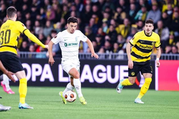 BERN, SWITZERLAND - FEBRUARY 15: Pedro Goncalves of Sporting CP (C) against Filip Ugrinic of BSC Young Boys (R) and Ebrima Colley of BSC Young Boys (L) during the UEFA Europa League 2023 24 round of 16 first leg match between BSC Young Boys and Sporting CP at Stadion Wankdorf on February 15, 2024 in Bern, Switzerland. Copyright: xJustPictures.ch LuigixRizzox jp-en-EuSpIm-AN0I8773-20240111