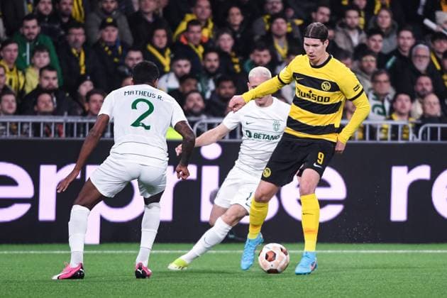 BERN, SWITZERLAND - FEBRUARY 15: Cedric Itten of Young Boys (R) against Matheus Reis of Sporting CP (L) during the UEFA Europa League 2023 24 round of 16 first leg match between BSC Young Boys and Sporting CP at Stadion Wankdorf on February 15, 2024 in Bern, Switzerland. Copyright: xJustPictures.ch ManuelxWinterbergerx jp-en-EuSpIm-MWI_1911-20240215