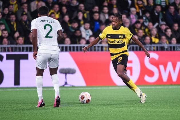 BERN, SWITZERLAND - FEBRUARY 15: Joel Mvuka of BSC Young Boys (R) against Matheus Reis of Sporting CP (L) during the UEFA Europa League 2023 24 round of 16 first leg match between BSC Young Boys and Sporting CP at Stadion Wankdorf on February 15, 2024 in Bern, Switzerland. Copyright: xJustPictures.ch ManuelxWinterbergerx jp-en-EuSpIm-MWI_1940-20240215