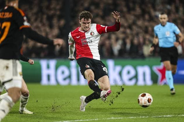 ROTTERDAM, 15-2-2024, Stadium de Kuip, 2023 2024, UEFA Europa League, intermediate round, Feyenoord - AS Roma, Feyenoord player Mats Wieffer shoots. Feyenoord - Roma  x24269682x Copyright: