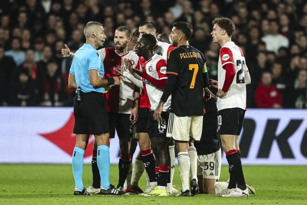 ROTTERDAM, 15-2-2024, Stadium de Kuip, 2023 2024, UEFA Europa League, intermediate round, Feyenoord - AS Roma, Discusion with Referee Radu Petrescu, Feyenoord player Bart Nieuwkoop, Feyenoord player Yankuba Minteh Feyenoord - Roma  x24269762x Copyright: