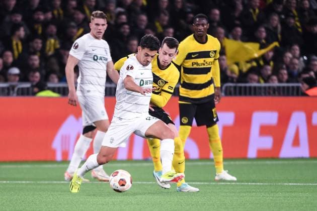 BERN, SWITZERLAND - FEBRUARY 15: Sandro Lauper of BSC Young Boys (R) against Pedro Goncalves of Sporting CP (L) during the UEFA Europa League 2023 24 round of 16 first leg match between BSC Young Boys and Sporting CP at Stadion Wankdorf on February 15, 2024 in Bern, Switzerland. Copyright: xJustPictures.ch ManuelxWinterbergerx jp-en-EuSpIm-MWI_1969-20240215