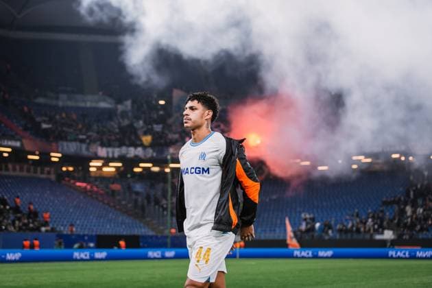 Fußball I Herren I UEFA Europa League I Zwischenrunde I FC Schachtar Donezk - Olympique Marseille I 15.02.2024 Luis Henrique Tomaz de Lima (44, Olympique Marseille) im Fokus. Im Hintergrund: Pyroshow von den Fans. Hamburg Volksparkstadion Hamburg Deutschland Copyright: xLobecax xHenningxRohlfsx
