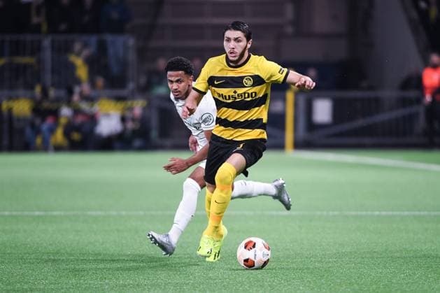 BERN, SWITZERLAND - FEBRUARY 15: Jaouen Hadjam of BSC Young Boys (R) against Marcus Edwards of Sporting CP (L) during the UEFA Europa League 2023 24 round of 16 first leg match between BSC Young Boys and Sporting CP at Stadion Wankdorf on February 15, 2024 in Bern, Switzerland. Copyright: xJustPictures.ch ManuelxWinterbergerx jp-en-EuSpIm-MWI_1979-20240215