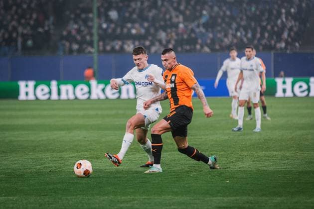 Sport Bilder des Tages Fußball I Herren I UEFA Europa League I Zwischenrunde I FC Schachtar Donezk - Olympique Marseille I 15.02.2024 Quentin Merlin (3, Olympique Marseille) und Oleksandr Zubkov (11, Schachtar Donezk) im Zweikampf. Hamburg Volksparkstadion Hamburg Deutschland Copyright: xLobecax xHenningxRohlfsx