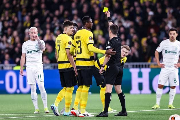 BERN, SWITZERLAND - FEBRUARY 15: referee Benoit Bastien shows a yellow card for Mohamed Ali Camara of Young Boys during the UEFA Europa League 2023 24 round of 16 first leg match between BSC Young Boys and Sporting CP at Stadion Wankdorf on February 15, 2024 in Bern, Switzerland. Copyright: xJustPictures.ch LuigixRizzox jp-en-EuSpIm-AN0I8827-20240111