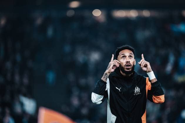 Fußball Herren Saison 2023 2024 Play-Offs Europa League FC Shakhtar Donetsk (UKR) vs. Olympique Marseille (FRA) 15.02.2024 Pierre-Emerick Aubameyang ( 10, Olympique Marseille) vor dem Spiel mit einem Gebet Hamburg Volksparkstadion Hamburg Deutschland