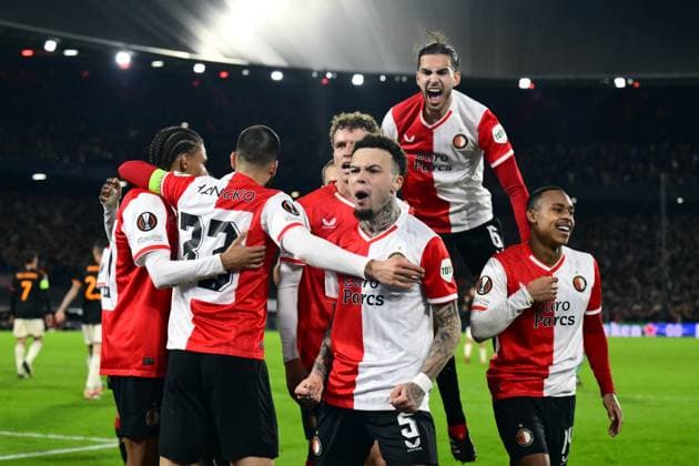 ROTTERDAM - (l-r) Calvin Stengs of Feyenoord, David Hancko of Feyenoord, Mats Wieffer of Feyenoord, Quilindschy Hartman of Feyenoord, Ramiz Zerrouki of Feyenoord, Igor Paixao of Feyenoord celebrate the 1-0 during the UEFA Europa League play-off match between Feyenoord and AS Roma at Feyenoord Stadium de Kuip on February 15, 2024 in Rotterdam, Netherlands. ANP OLAF KRAAK UEFA Europa League - Play-offs First leg 2022 2023 xVIxANPxSportx xxANPxIVx 491194865 originalFilename: 491194865.jpg