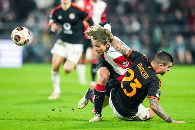 UEFA Europa League: Feyenoord v AS Roma Rotterdam - Ayase Ueda of Feyenoord, Gianluca Mancini of AS Roma during the 1st leg of the UEFA Europa League Knockout Round Play-offs between Feyenoord v AS Roma at Stadion Feijenoord De Kuip on 15 February 2024 in Rotterdam, The Netherlands. Copyright: xYannickxVerhoevenx