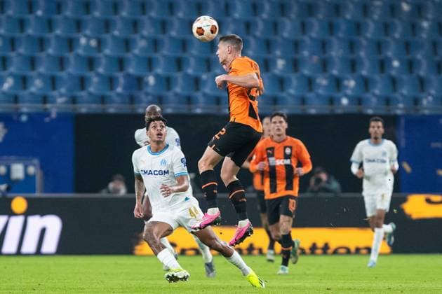 UEFA Europa League 2023 24: Shakhtar - Olympique Marseille; 15.02.2024 Mykola Matviienko (FC Shakhtar Donetsk, 22) im Zweikampf mit Luis Henrique Tomaz De Lima (Olympique Marseille, 44) UEFA Europa League 2023 24: Shakhtar - Olympique Marseille; Hamburg, Volksparkstadion, 15.02.2024 Copyright: xBEAUTIFULxSPORTS Buriakovx