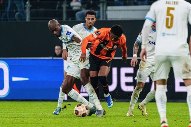 Geoffrey Kondogbia (Olympique de Marseille, 19), Eguinaldo (Schachtar Donezk, 07) GER, Schachtar Donezk vs. Olympique de Marseille, Fussball, Europa League, Play-offs, Saison 2023 2024, 15.02.2024 GER, Schachtar Donezk vs. Olympique de Marseille, Fussball, Europa League, Play-offs, Saison 2023 2024, 15.02.2024 Hamburg Copyright: xEibner-Pressefoto MarcelxvonxFehrnx EP_MFN