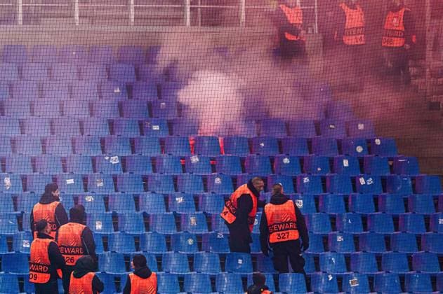 Pyrotechnik Begalo Fans Ultras Olympique de Marseille faellt auf Sitze GER, Schachtar Donezk vs. Olympique de Marseille, Fussball, Europa League, Play-offs, Saison 2023 2024, 15.02.2024 GER, Schachtar Donezk vs. Olympique de Marseille, Fussball, Europa League, Play-offs, Saison 2023 2024, 15.02.2024 Hamburg Copyright: xEibner-Pressefoto MarcelxvonxFehrnx EP_MFN
