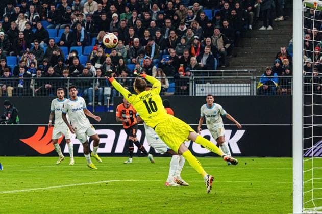 Pau Lopez (Olympique de Marseille, 16) haelt Torschuss Torchance GER, Schachtar Donezk vs. Olympique de Marseille, Fussball, Europa League, Play-offs, Saison 2023 2024, 15.02.2024 GER, Schachtar Donezk vs. Olympique de Marseille, Fussball, Europa League, Play-offs, Saison 2023 2024, 15.02.2024 Hamburg Copyright: xEibner-Pressefoto MarcelxvonxFehrnx EP_MFN