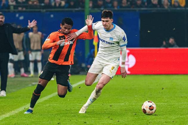 Eguinaldo (Schachtar Donezk, 07), Leonardo Balerdi (Olympique de Marseille, 05) GER, Schachtar Donezk vs. Olympique de Marseille, Fussball, Europa League, Play-offs, Saison 2023 2024, 15.02.2024 GER, Schachtar Donezk vs. Olympique de Marseille, Fussball, Europa League, Play-offs, Saison 2023 2024, 15.02.2024 Hamburg Copyright: xEibner-Pressefoto MarcelxvonxFehrnx EP_MFN