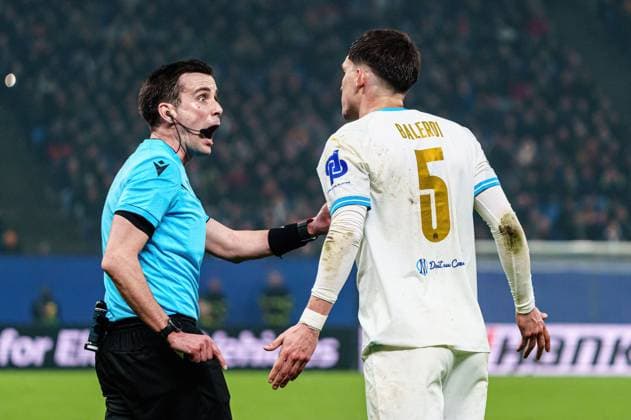 Sport Bilder des Tages Leonardo Balerdi (Olympique de Marseille, 05) diskutiert mit Schiedsrichter Erik Lambrechts GER, Schachtar Donezk vs. Olympique de Marseille, Fussball, Europa League, Play-offs, Saison 2023 2024, 15.02.2024 GER, Schachtar Donezk vs. Olympique de Marseille, Fussball, Europa League, Play-offs, Saison 2023 2024, 15.02.2024 Hamburg Copyright: xEibner-Pressefoto MarcelxvonxFehrnx EP_MFN