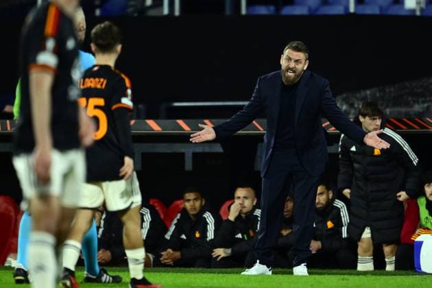 Sport Bilder des Tages ROTTERDAM - AS Roma coach Daniele De Rossi during the UEFA Europa League play-off match between Feyenoord and AS Roma at Feyenoord Stadium de Kuip on February 15, 2024 in Rotterdam, Netherlands. ANP OLAF KRAAK UEFA Europa League - Play-offs First leg 2022 2023 xVIxANPxSportx xxANPxIVx 491198282 originalFilename: 491198282.jpg