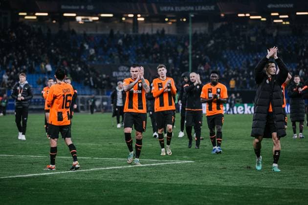Fußball I Herren I UEFA Europa League I Zwischenrunde I FC Schachtar Donezk - Olympique Marseille I 15.02.2024 Oleksandr Zubkov (11, Schachtar Donezk) und sein Team bedanken sich bei den Fans. Hamburg Volksparkstadion Hamburg Deutschland Copyright: xLobecax xHenningxRohlfsx