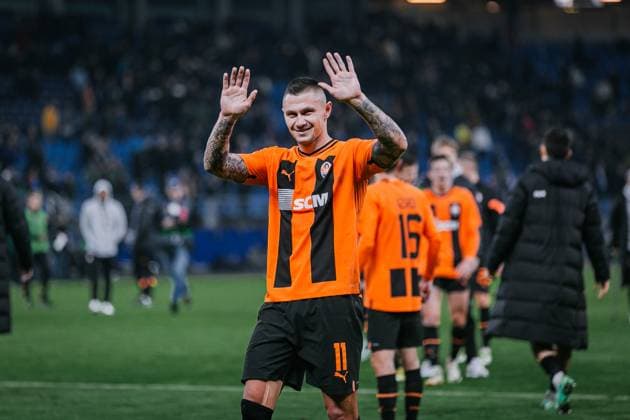 Fußball I Herren I UEFA Europa League I Zwischenrunde I FC Schachtar Donezk - Olympique Marseille I 15.02.2024 Oleksandr Zubkov (11, Schachtar Donezk) bedankt sich bei den Zuschauern. Hamburg Volksparkstadion Hamburg Deutschland Copyright: xLobecax xHenningxRohlfsx