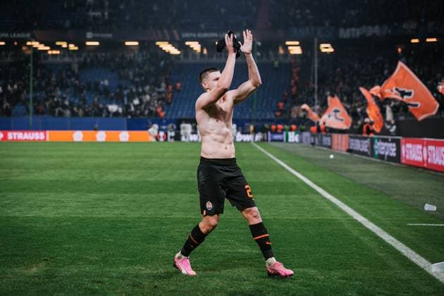 Fußball I Herren I UEFA Europa League I Zwischenrunde I FC Schachtar Donezk - Olympique Marseille I 15.02.2024 Mykola Matvienko (22, Schachtar Donezk) bedankt sich bei den Zuschauern. Hamburg Volksparkstadion Hamburg Deutschland Copyright: xLobecax xHenningxRohlfsx
