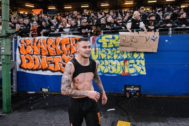 Fußball I Herren I UEFA Europa League I Zwischenrunde I FC Schachtar Donezk - Olympique Marseille I 15.02.2024 Oleksandr Zubkov (11, Schachtar Donezk) im Fokus. Im Hintergrund: Die Fans. Hamburg Volksparkstadion Hamburg Deutschland Copyright: xLobecax xHenningxRohlfsx