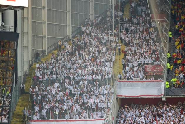 Fanblock SC Freiburg , Fussball, UEFA Europa League, Play-off 1. Spiel, 2023 2024, RC Lens vs. SC Freiburg, 15.02.2024, Stade Bollaert-Delelis, Lens, Frankreich Lens Stade Bollaert-Delelis Pas-de-Calais Frankreich Copyright: xGrantxHubbsx