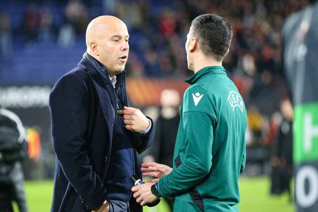 ROTTERDAM, 15-2-2024, Stadium de Kuip, 2023 2024, UEFA Europa League, intermediate round, Feyenoord - AS Roma, Feyenoord trainer Arne Slot, and fourth official Marcel Birsan after the match Feyenoord - Roma  x24270894x Copyright: